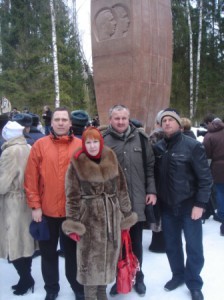 У памятной стелы